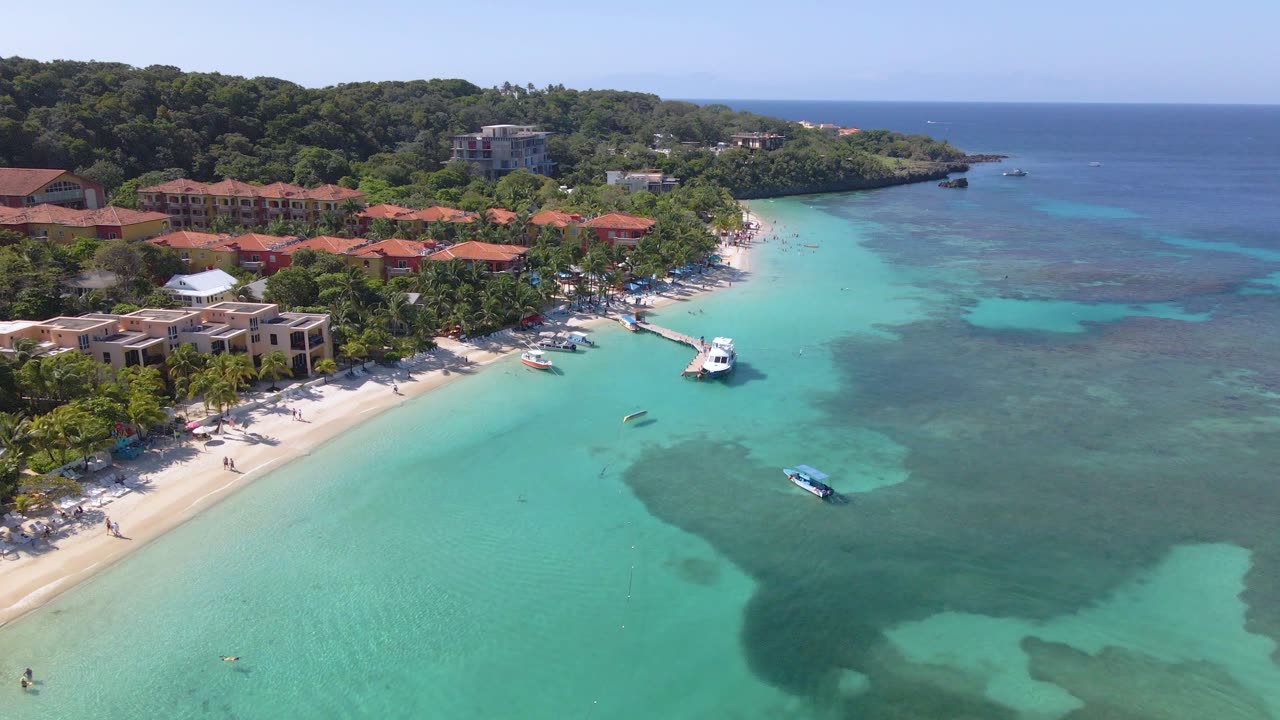 Vista aérea de la playa West Bay en Roatán y sus aguas turquesas